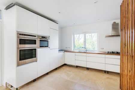 Pewley Way, Guildford, Surrey, GU1 - Photo 4