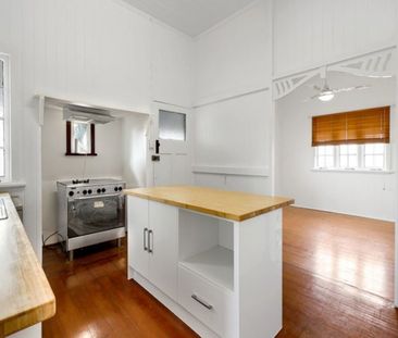 A classic Queenslander brimming with charm and convenience - Photo 5