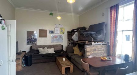 Student Rental - Five Bedrooms - Centrally Located - Photo 2