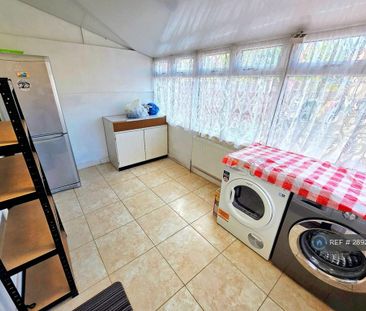 3 bedroom semi-detached house to rent - Photo 6