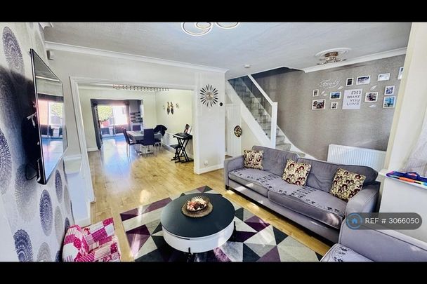 4 bedroom terraced house to rent - Photo 1