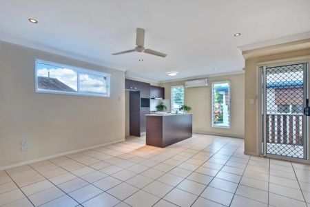 Spacious Three-Level Townhouse in Prime Gaythorne Location - Photo 5