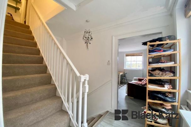 Georgian Conversion, superbly located, split level & two bathrooms - Photo 1