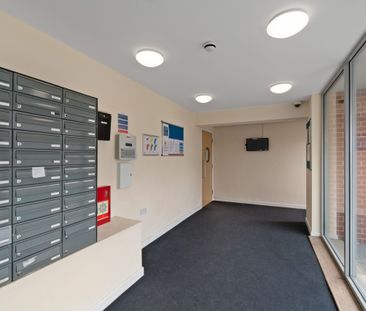 1 bedroom Flat / Apartment - Photo 2