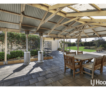 20 Crestmont Drive, Melton South, Vic 3338 - Photo 2