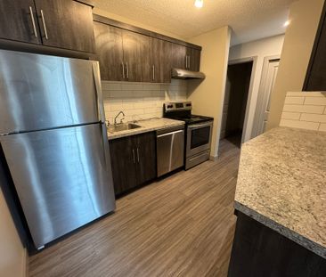 Cozy, Pet-Friendly 2nd Floor Living on Michener Hill! - Photo 3