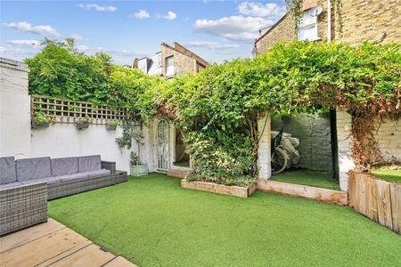 An exceptional four bedroom family home - Photo 3