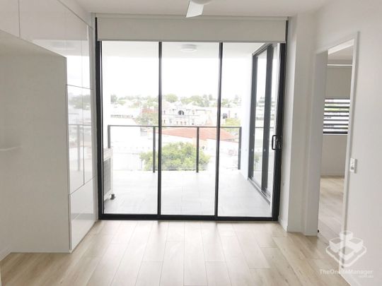 MORDERN SPACIOUS APARTMENT - Photo 1