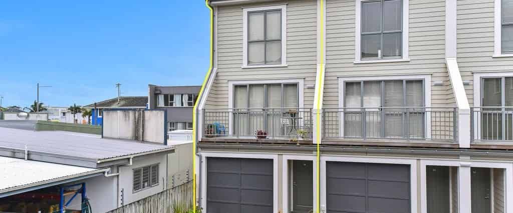 Safe and Secure townhouse in walking distance to all amenities - Photo 1