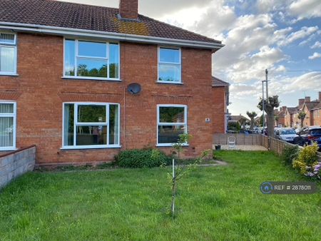 3 bedroom semi-detached house to rent - Photo 2