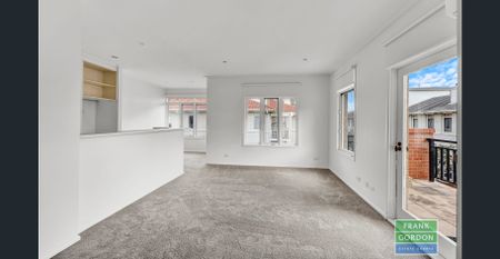 Spacious & Natural Light Filled Apartment. - Photo 3