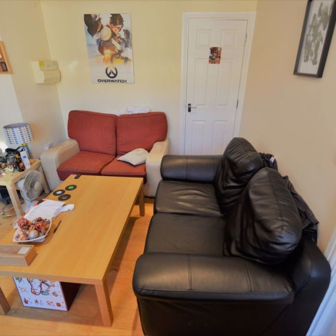 2 bedroom Flat in Flat 2, Leeds - Photo 1