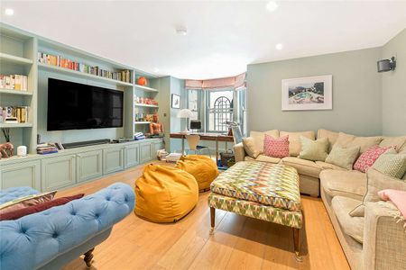 A sensational five bedroom family house situated on this popular residential street close to Battersea Park. - Photo 4