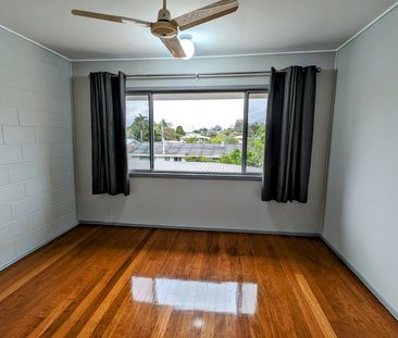 SELF CONTAINED TOWNHOUSE, CLEAN & COMFORTABLE, SHORT WALK TO ALL YO... - Photo 3