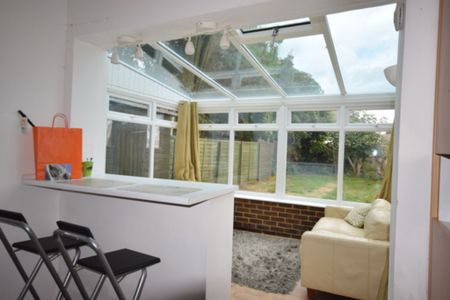 5 Bedroom House To Rent in Charminster - £2,450 pcm Tenancy Info - Photo 4