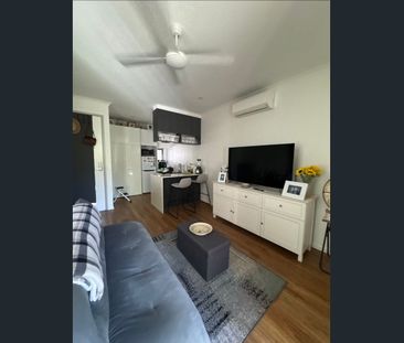 Modern one bedroom unit with courtyard - Photo 1