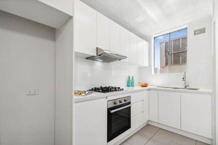 Luxuriously Renovated, Executive Style, Spacious And Sun-Kissed Two Bedroom Oasis, Only Moments To All Amenities, Station, Cafes And Shops - Photo 2