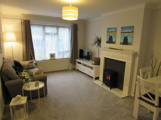 Courtlands, Maidenhead - Photo 1