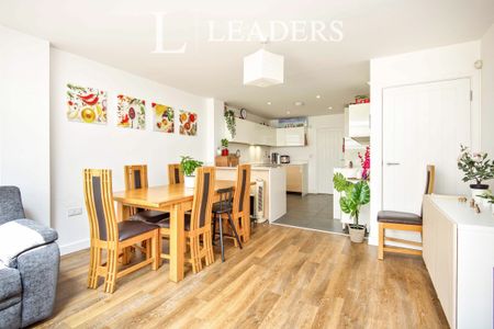 3 bedroom semi-detached to rent Charlock Close, Romford, RM3 - Photo 3