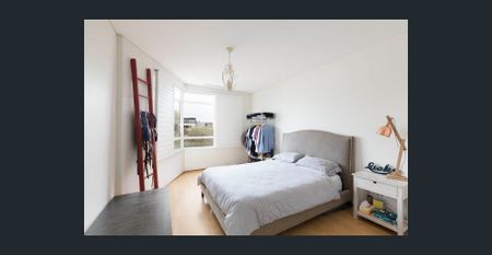 Spacious, light-filled one-bedroom apartment with balcony - Photo 5