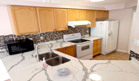 For Lease - 15 Amulet Crescent, Richmond Hill, Ontario - Photo 2