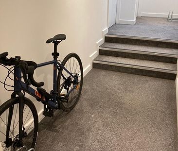 Studio Flat, Roman Road, E2 - Photo 1