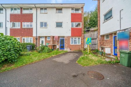 4 bedroom end of terrace house to rent - Photo 2