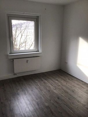 Neu renovierte, geräumige 4-Zi.-Wohnung ab sofort frei - Photo 1