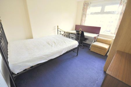 3 bedroom terraced house to rent - Photo 3