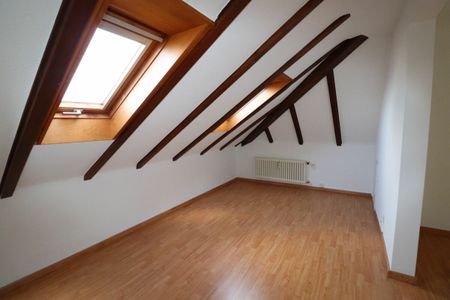 Zwischen Bahnhof SBB und Bruderholz - geräumige 3 1 /2-Zimmer-Maisonettewohnung im Dachgeschoss - Photo 2