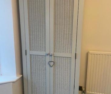 Spacious double room in homely North Woodley semi - Photo 3