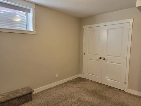 Rutland 3 Bedroom Townhouse with a basement & 2 parking stalls - Photo 4