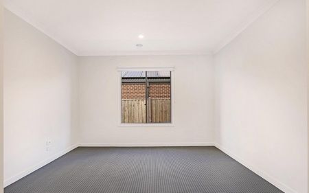 Immaculate and Near New Spacious Family Home in Prime Location - Photo 3