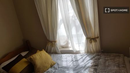 Room in a shared 3-bedroom apartment in Rialto, Dublin - Photo 4