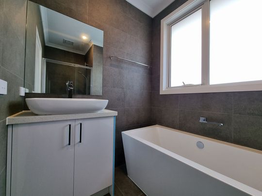 Luxurious Townhouse in Prime Location - Photo 1