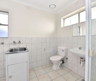 CHARMING ONE- BEDROOM RETEAT IN BRUNSWICK WEST - Photo 5