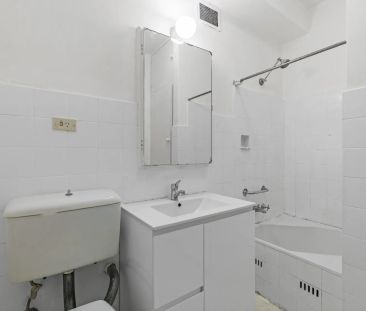 Quiet, rear of complex apartment - Photo 3