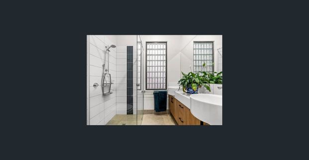 SUN-DRENCHED STYLE AND SPACE - Photo 1