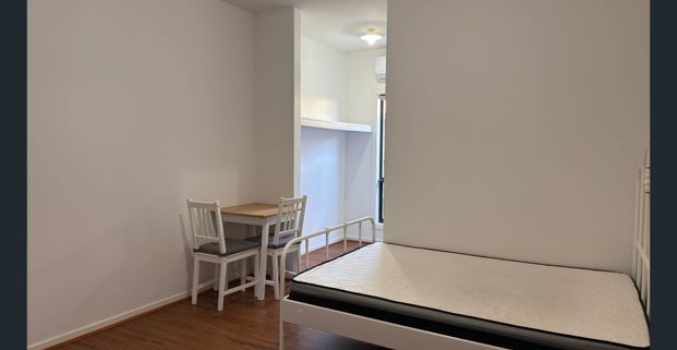 Ensuite Room with A/Cs near Train station - Photo 1