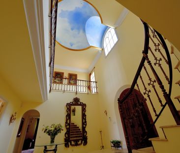 Exceptional family villa in Marbella Golf Club resort - Photo 2
