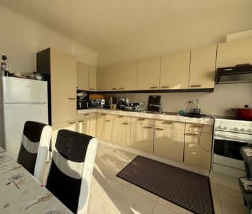 TE HUUR: Ruim twee-slaapkamerappartement in centrum Ruiselede. - Foto 5