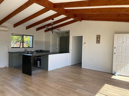 4 bedroom 2 bathroom modern living - Photo 1