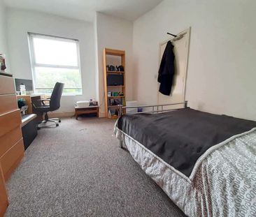 Sociable 6 bed flat in West Didsbury - Photo 5