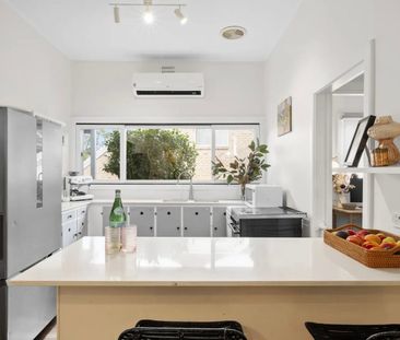 White picket fence and stylish home - Photo 5