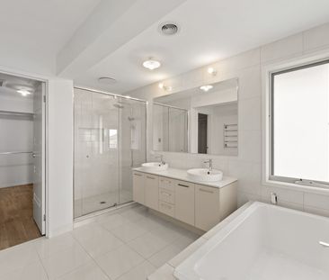 Sophisticated Near-New Family Residence with Exceptional Space - Photo 6