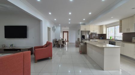 Modern 3 Bedroom Home - Photo 2