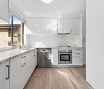 Light & Bright 2 Bedroom Apartment on the First Floor with Lock up ... - Photo 6