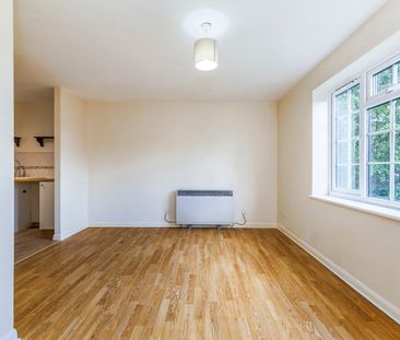 2 bedroom apartment to rent Groveside Close, Carshalton, SM5 - Photo 1