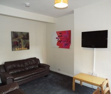 Fantastic 4 Bedroom Student House - Photo 2
