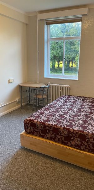 Room in a Shared House, Montgomery House, M16 - Photo 1